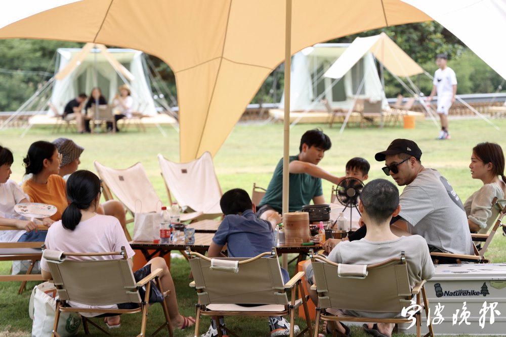 游客在露营基地体验大堰镇镇长周唯介绍,大堰镇紧扣"生态"和"乡愁"两