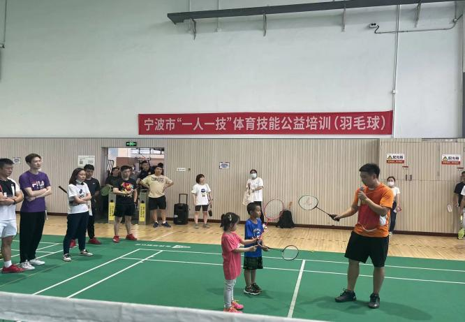 这堂“一人一技”培训课，60多名羽毛球爱好者练球技