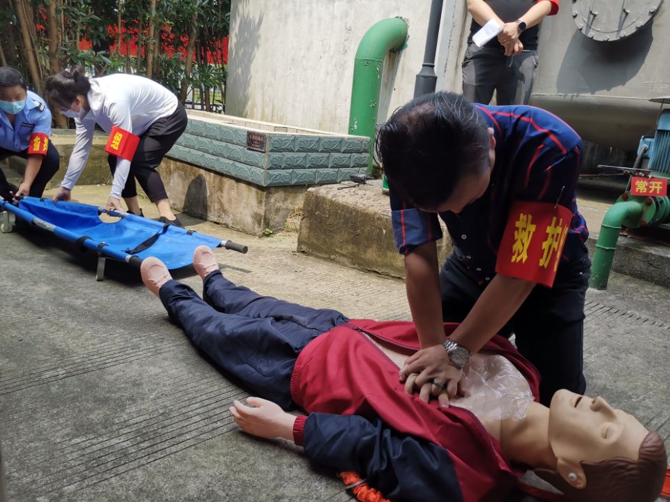 男子昏倒在污水池中？这场有限空间应急演练，给所有企业打了个样！