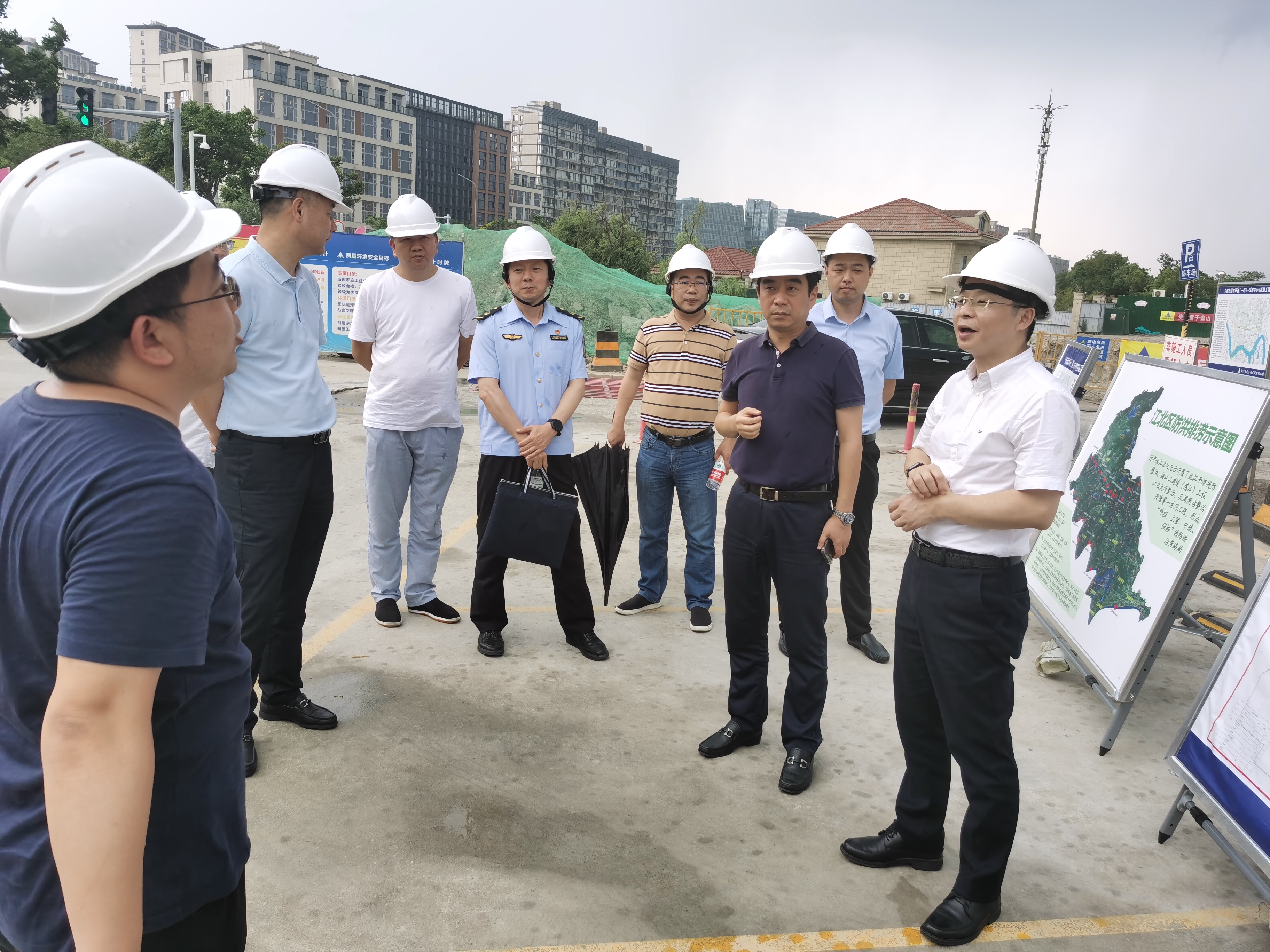 江北区委常委、副区长顾国兴一行到洋市中心河开展巡河调研