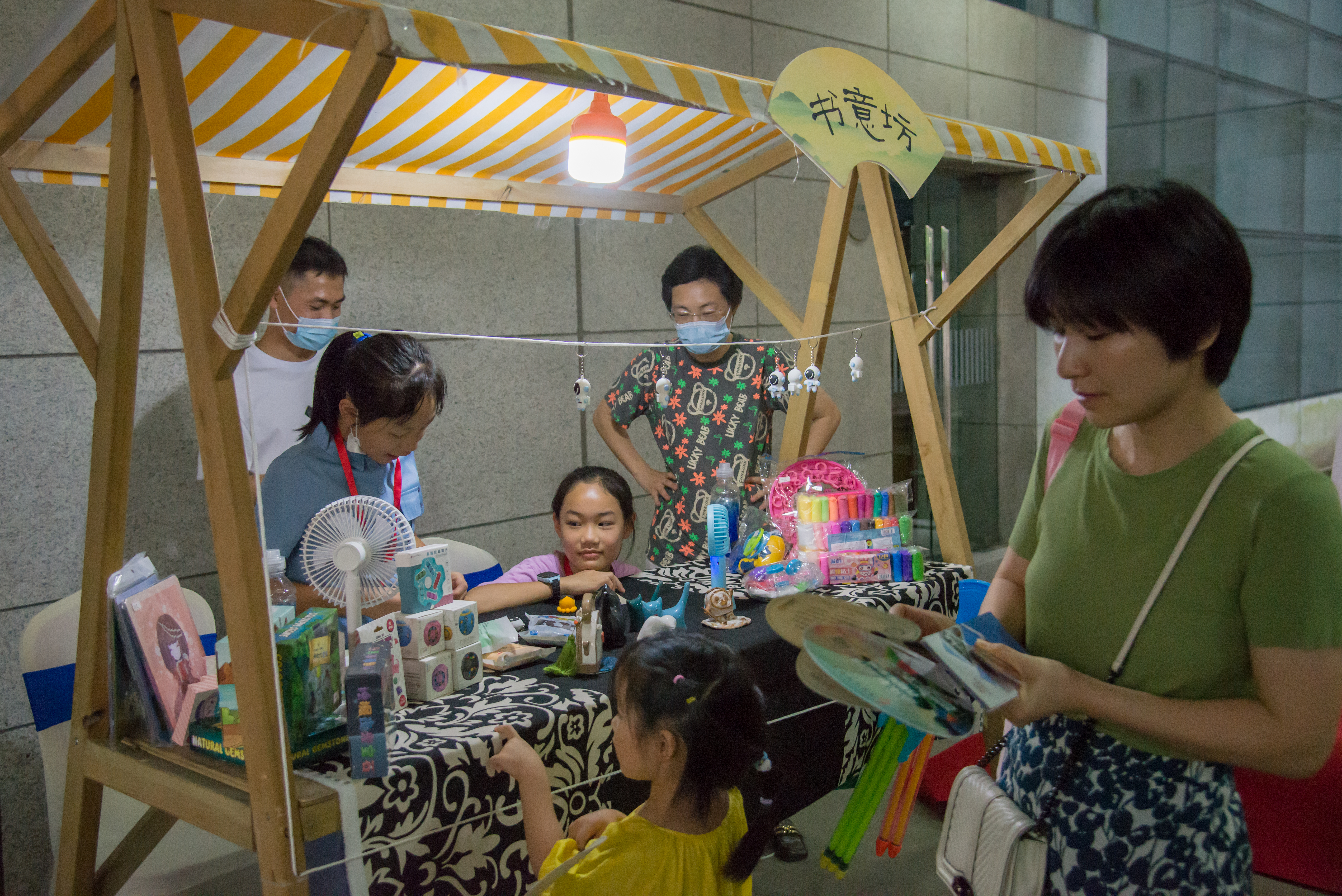 一夜募集书籍2000册，鄞州这场“书香夜市”很火热
