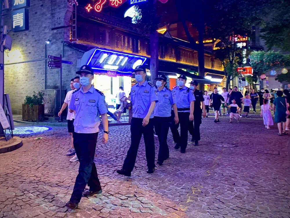 开展突击检查，外滩派出所点亮夏夜“平安灯”