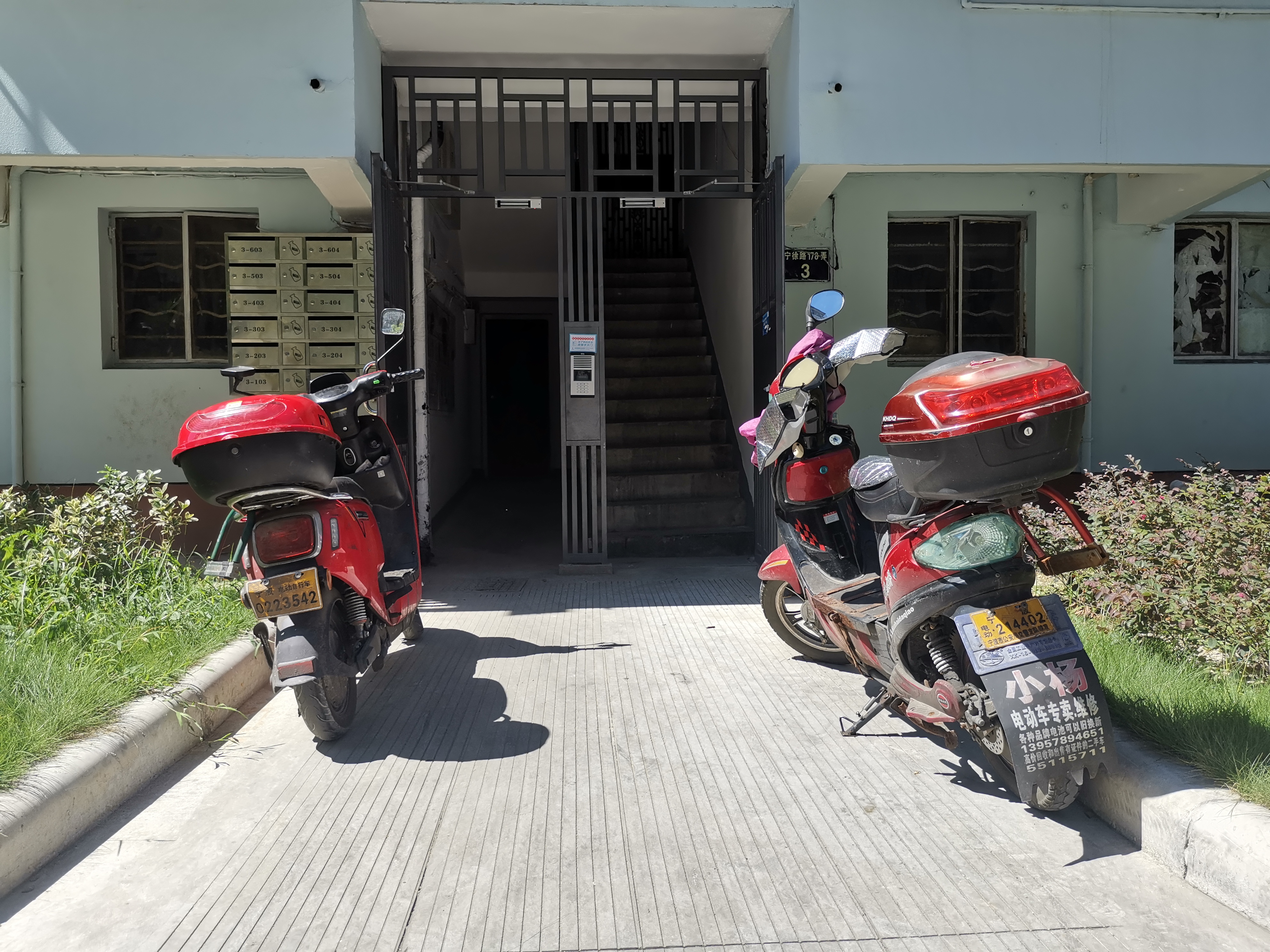 记者走访 | 电动自行车“堵门”、垃圾杂物“站岗” ,小区里的这些乱象该管管了! 记者走访 | 电动自行车“堵门”、垃圾杂物“站岗” ,小区里的这些乱象该管管了!