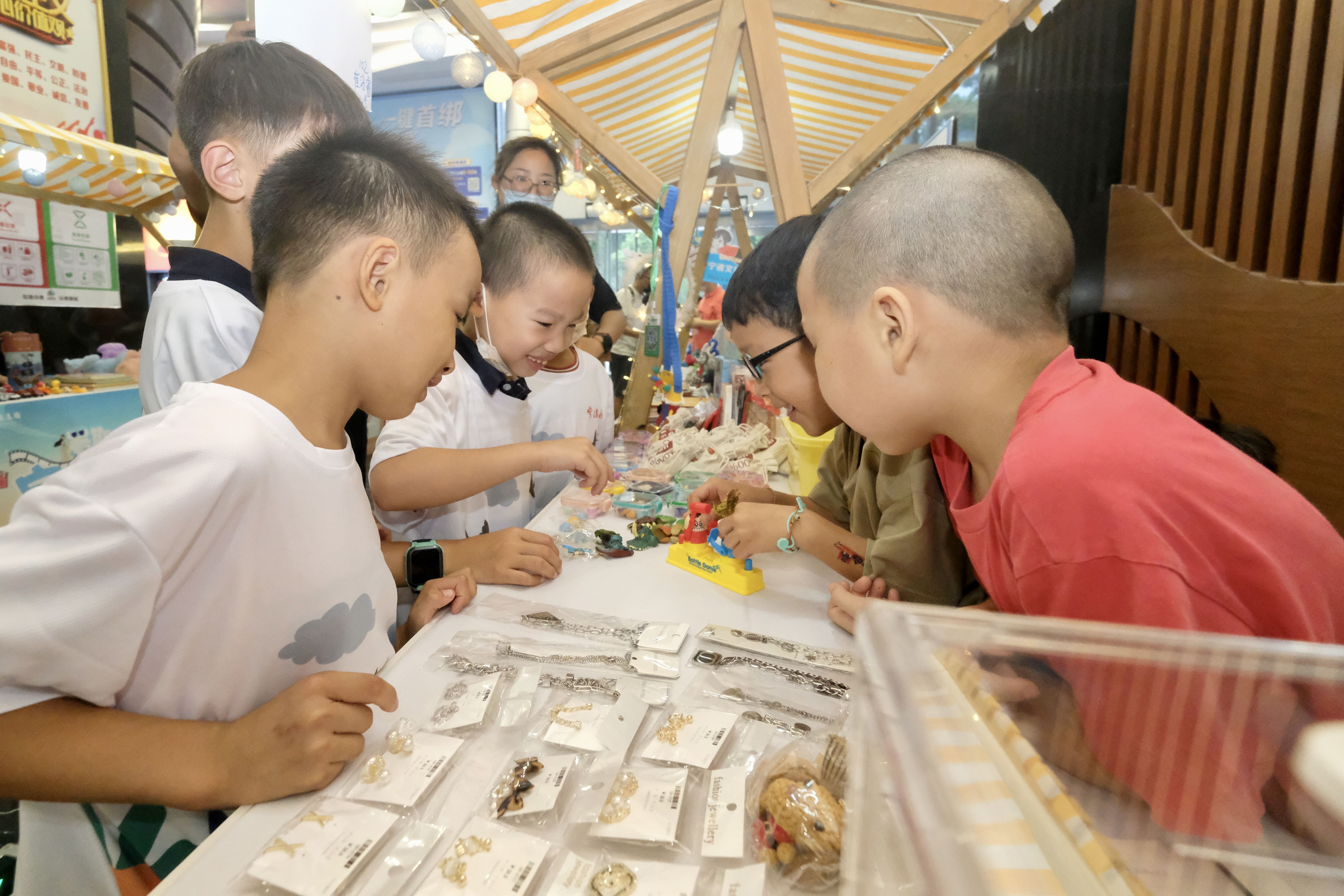 逛市集、观表演、看电影……  “小候鸟”和家长们一起“嗨翻”周末夜
