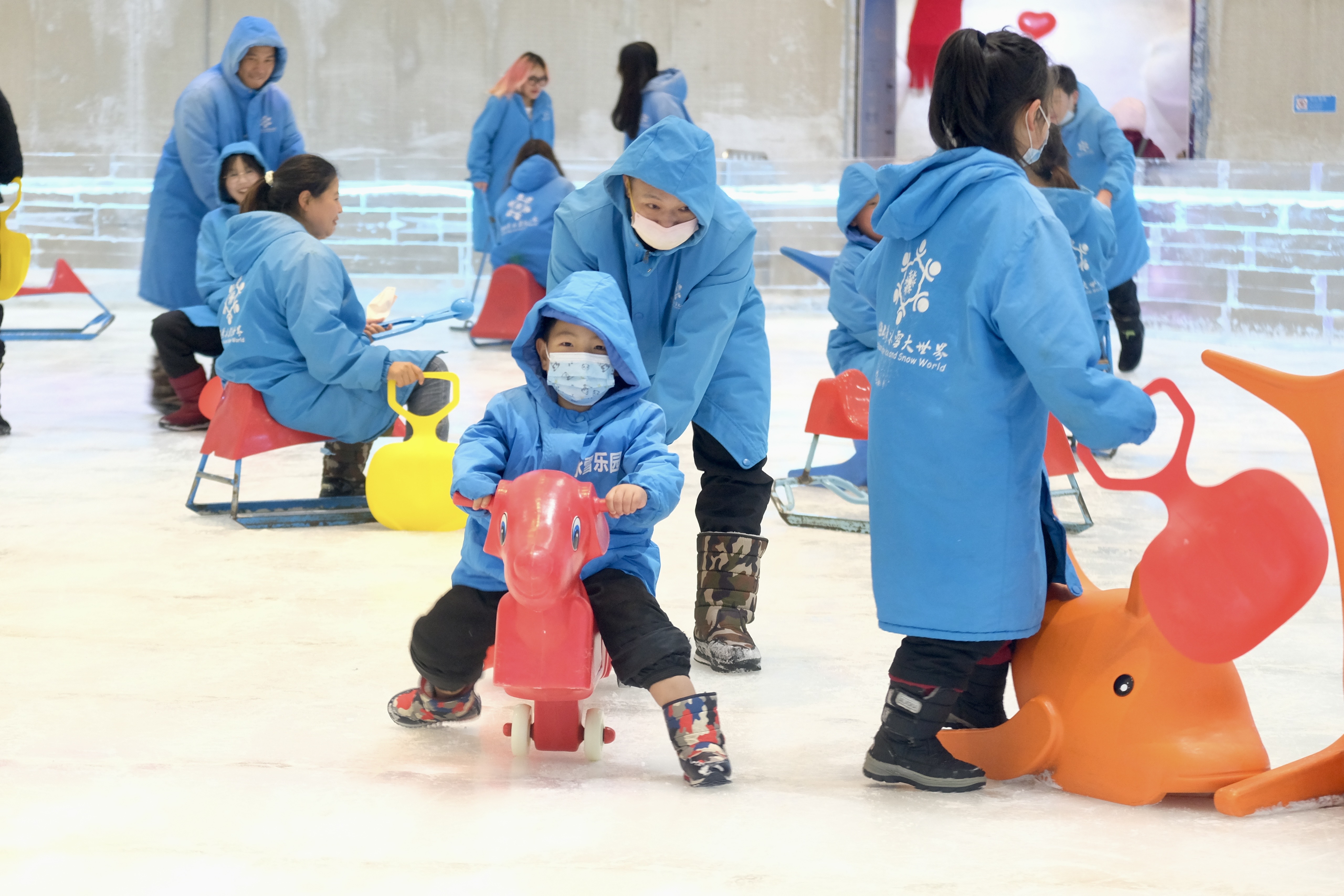 冰雪大世界，我们来了！“小候鸟”畅玩梅山，感受清凉一夏