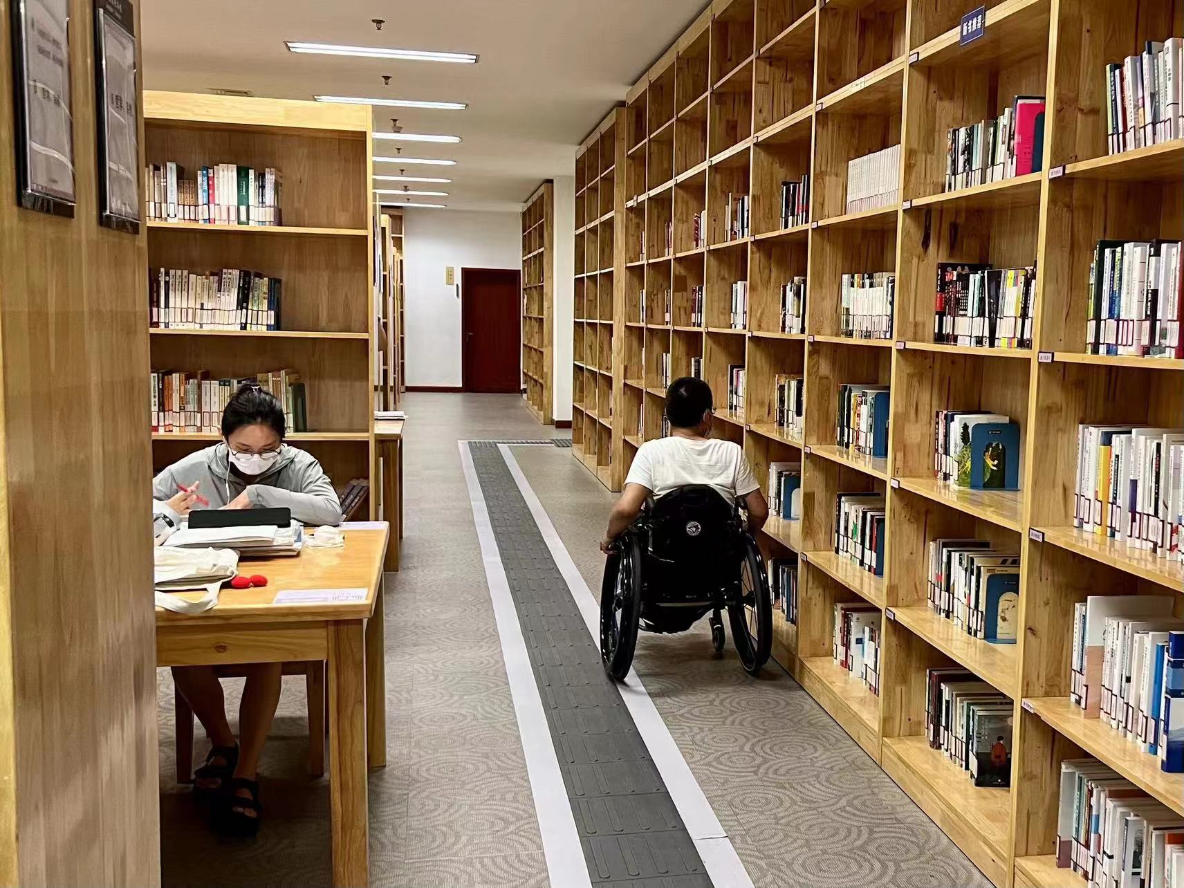 无障碍通道、无障碍休息区、盲文阅读室……江北区文化中心这些设施改造，助力残疾人共享书香