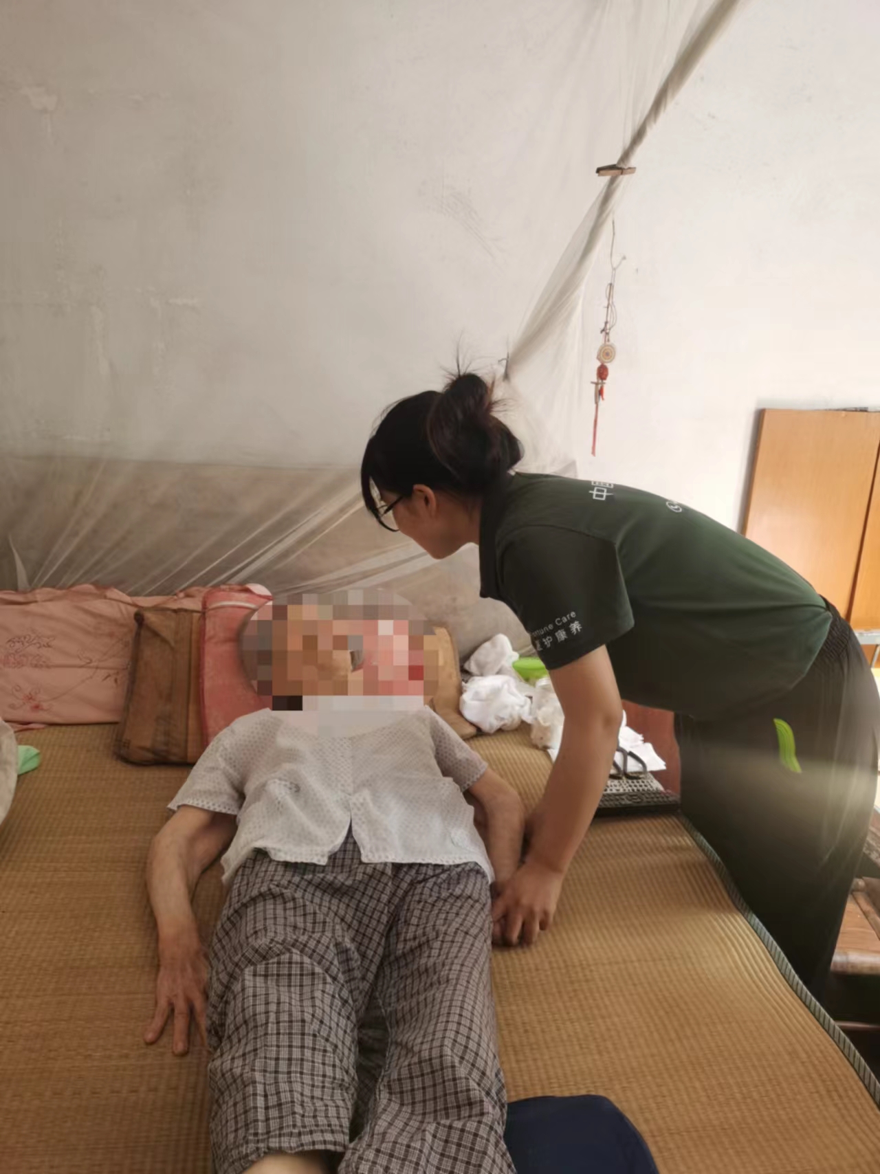 90岁老人有压疮，长护险护理员精心照顾1个月后基本恢复！海曙区白云街道开展长护险试点1个多月，已经收到两面锦旗