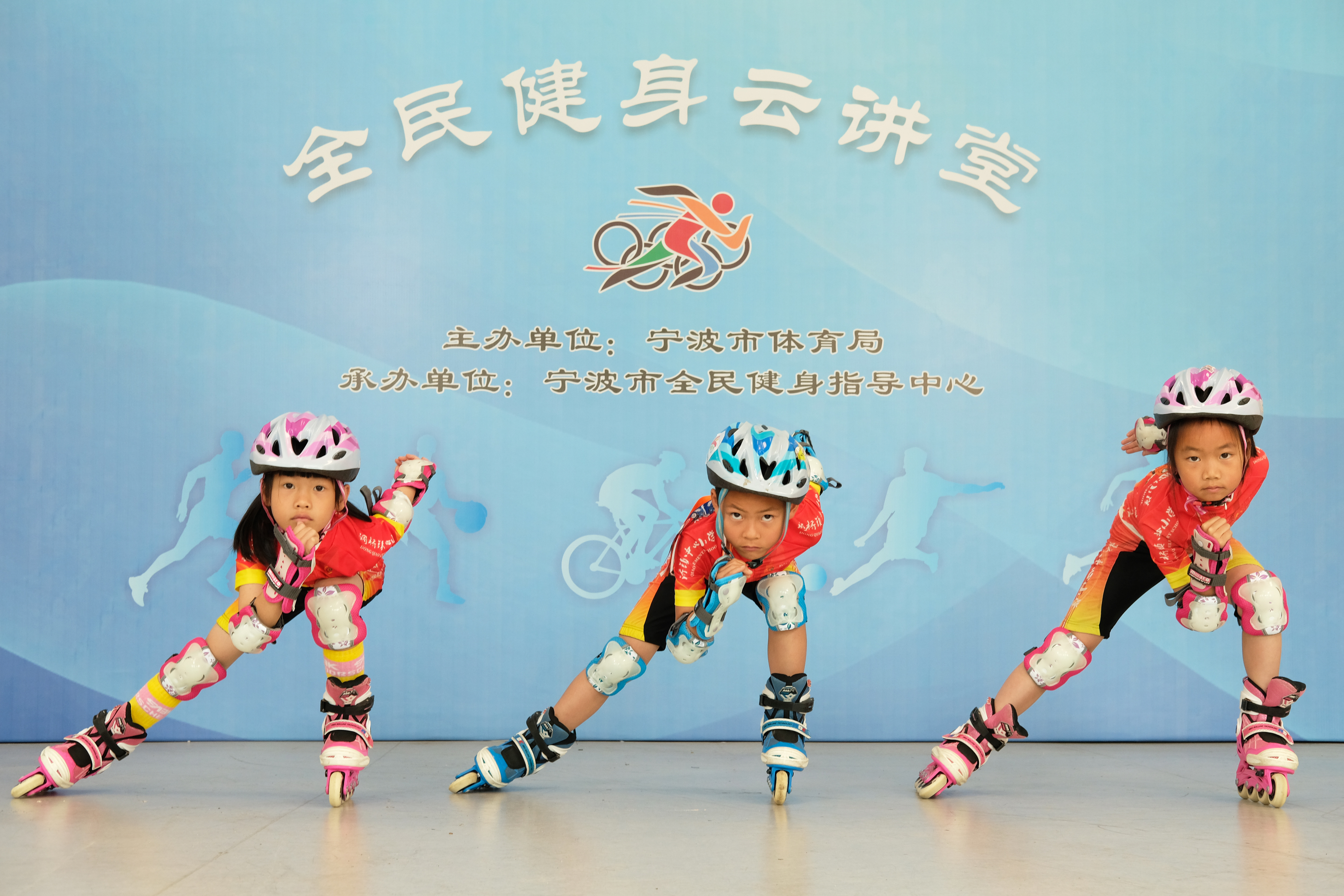 穿上轮滑鞋，学会这样站起来……