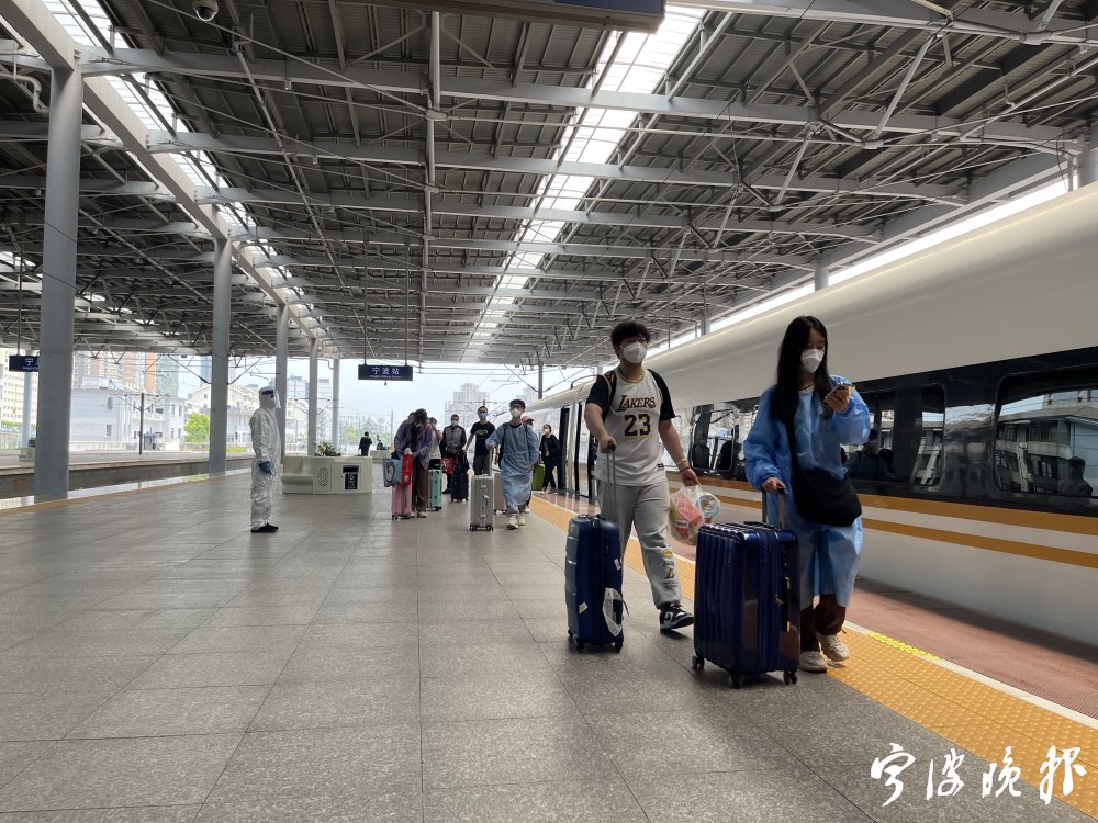 世界杯买球平台:Vlog｜每天近1000名记者参观火车站，现在乘坐从上海到宁波的高铁。就是这种情况……