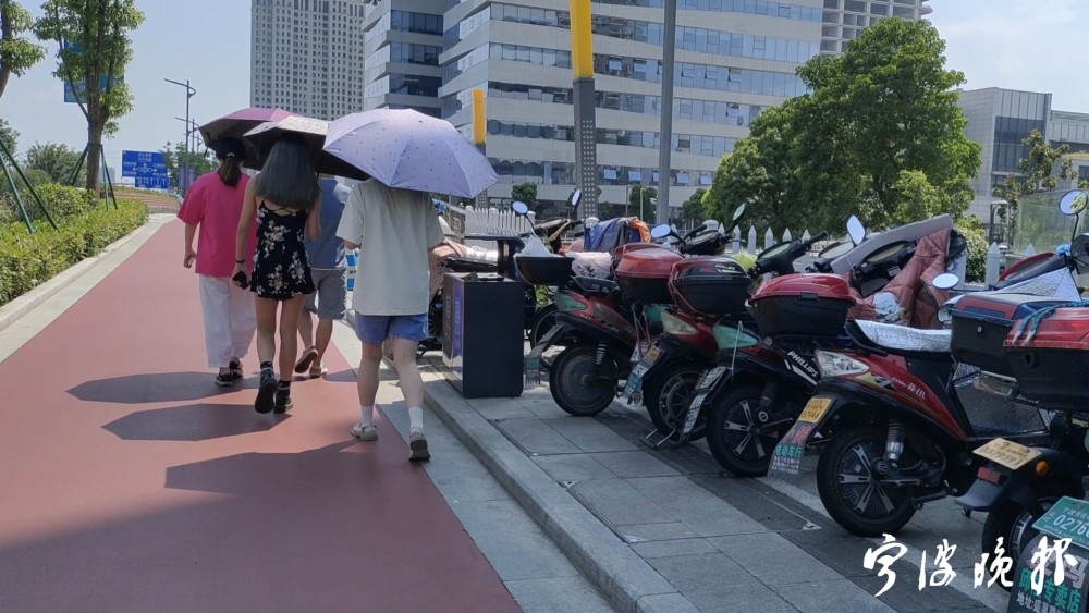 宏泰帝标大厦a座西,人行道被占用,行人只好走非机动车道.