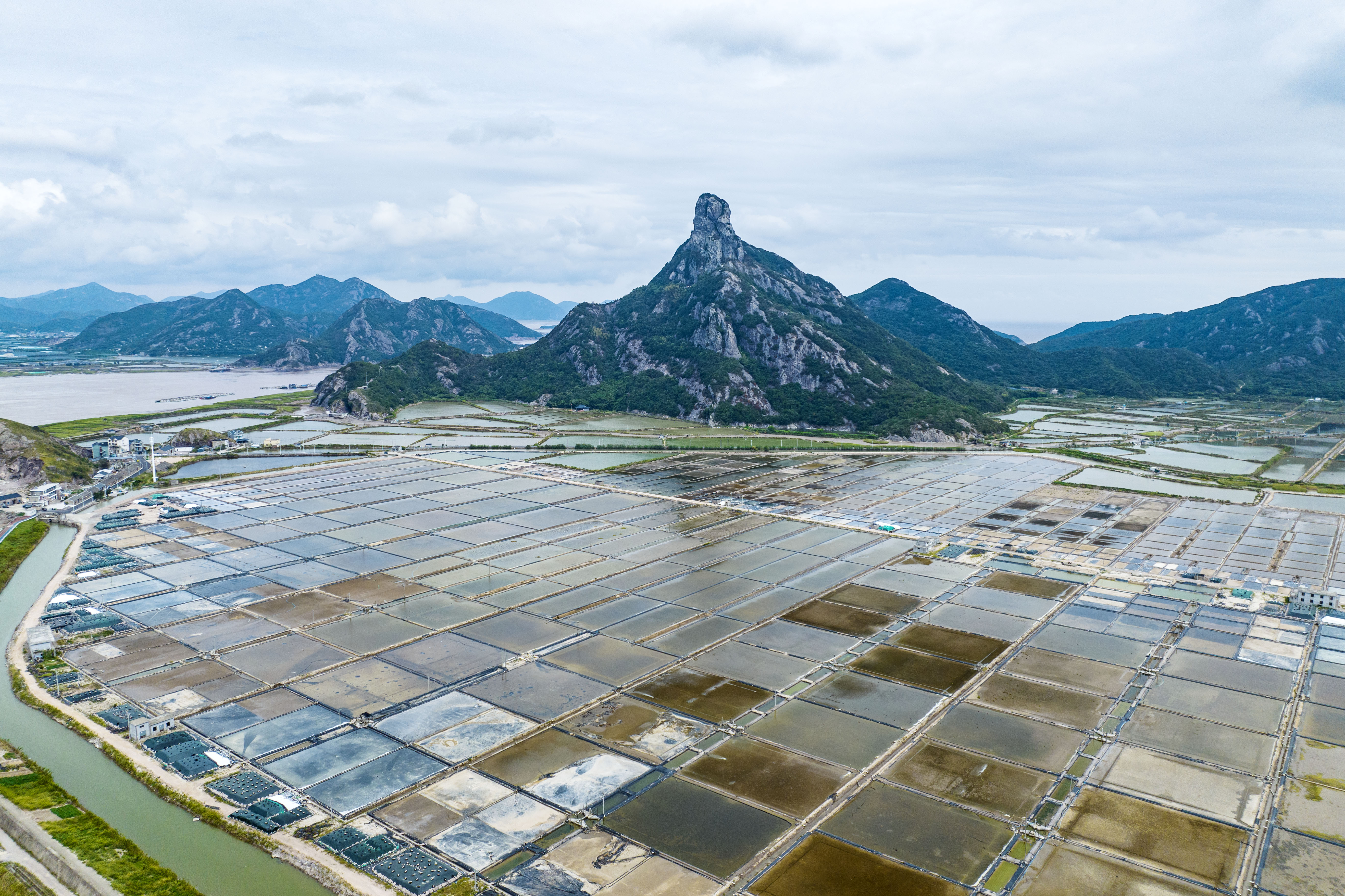 象山花岙岛秋盐丰收!海边盐场美如天空之镜