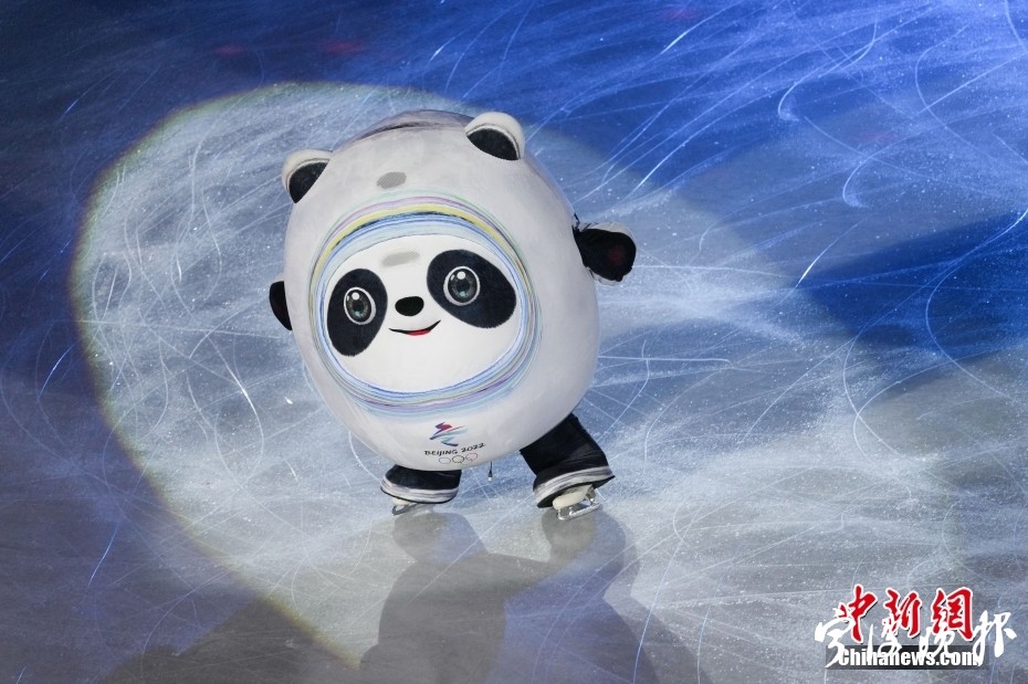 2月20日，北京2022年冬奥会花样滑冰表演滑在首都体育馆举行。图为“冰墩墩”亮相。 中新社记者 毛建军 摄