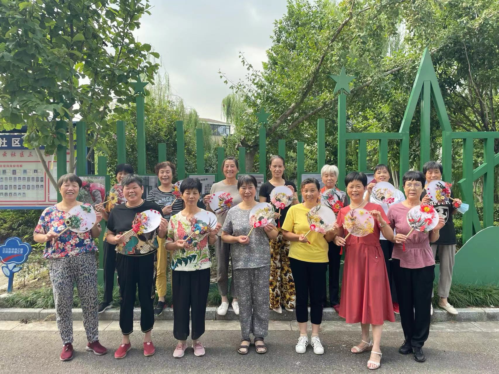五问五破在社区|闲人变能人，看这个社区的“大妈转型记”
