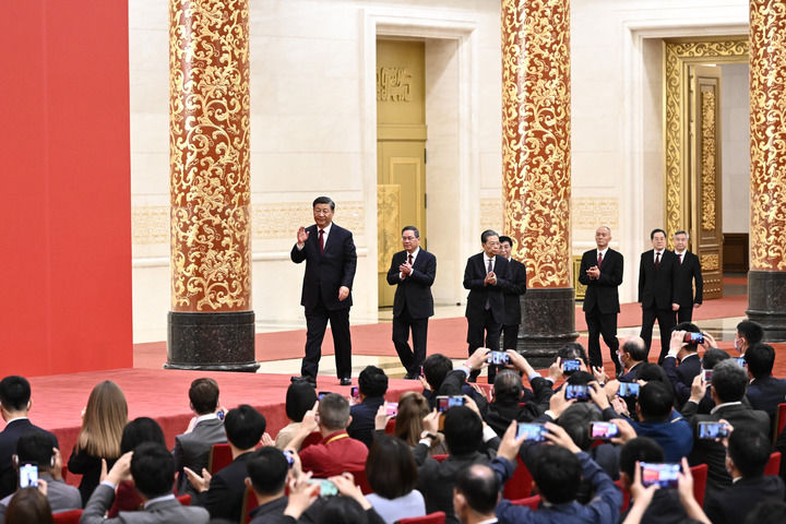 光荣和梦想的远征——习近平等二十届中共中央政治局常委同中外记者见面会侧记
