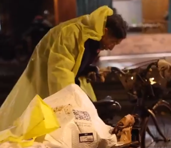 “天下雪了,我还是要出来的!”拾荒助学十年的浙大退休老师又捐了7万 “天下雪了,我还是要出来的!”拾荒助学十年的浙大退休老师又捐了7万