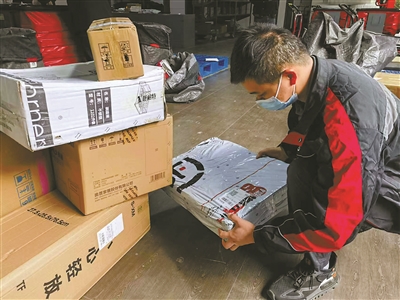 新春走基层 | 春节不打烊，多家快递企业重金留人