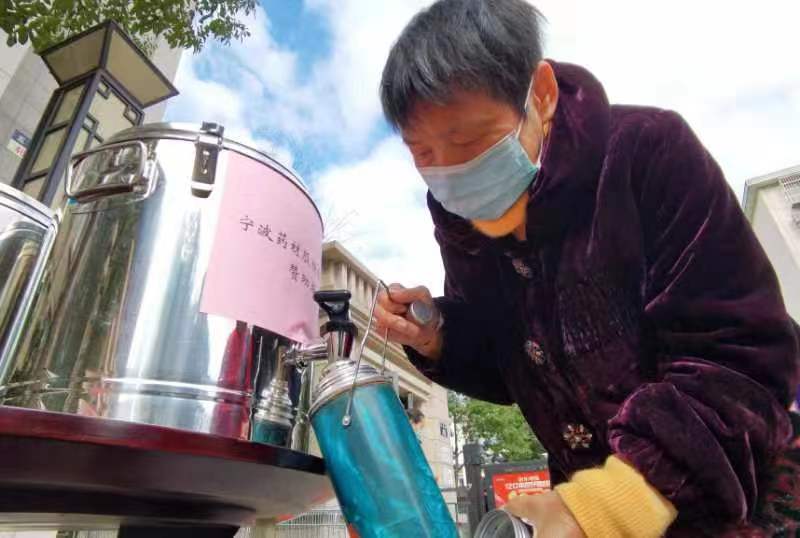 新春走基层 幸福来敲门 | 元气茶饮受老年人热捧，两大桶半小时领完