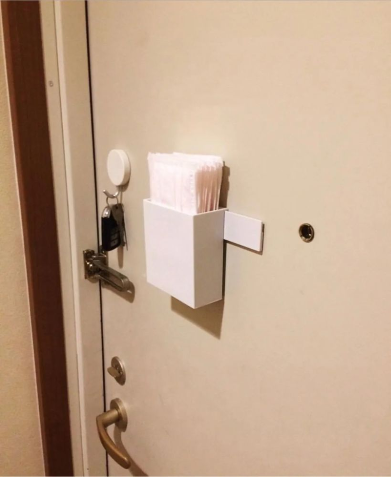 还可以用挂钩,用来挂用过一次,作为临时的口罩存放处.