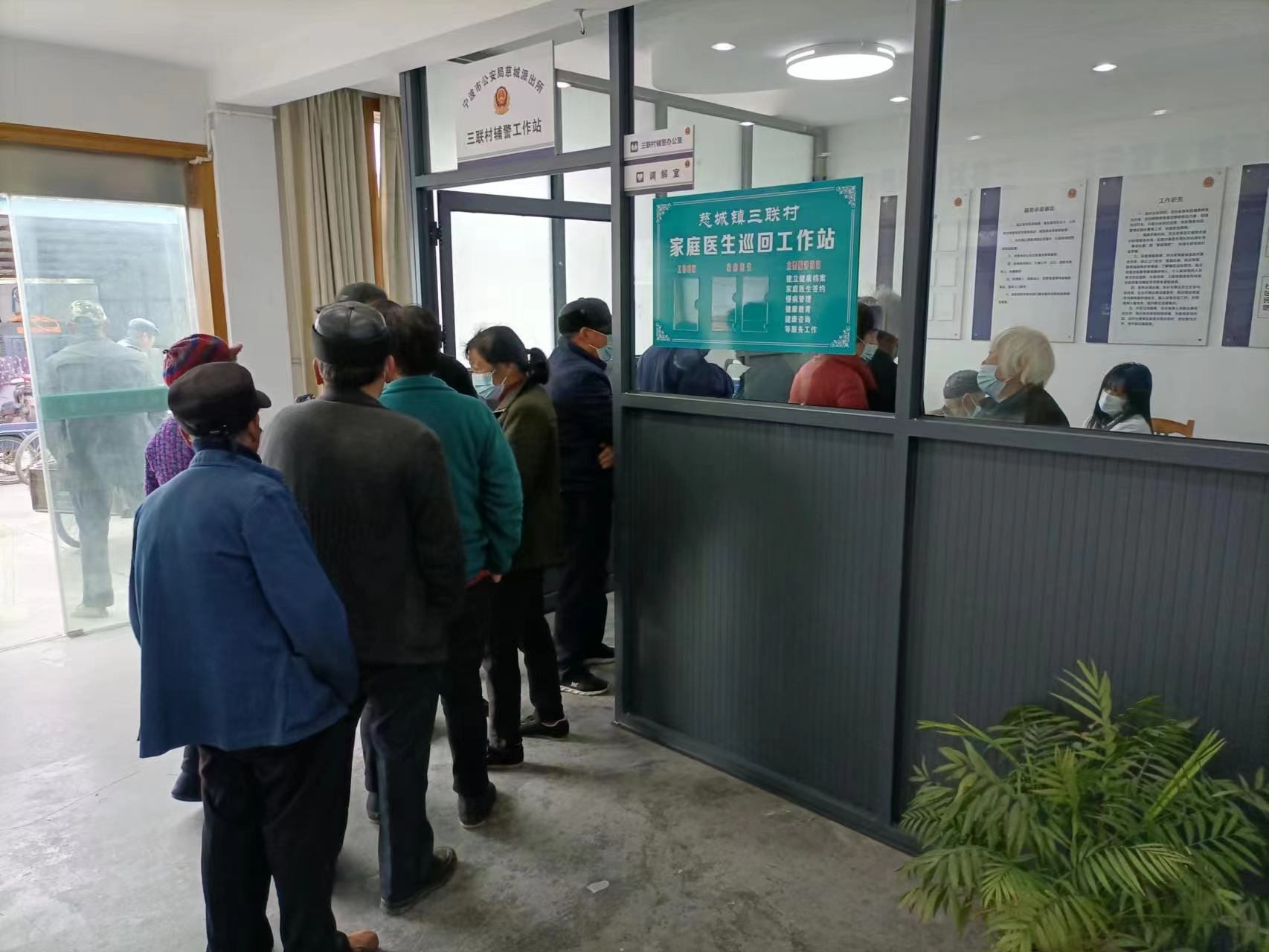输液吸氧一应俱全，足不出村治疗新冠感染！记者跟随家庭医生探访守护村民健康的巡回医疗点丨新春走基层