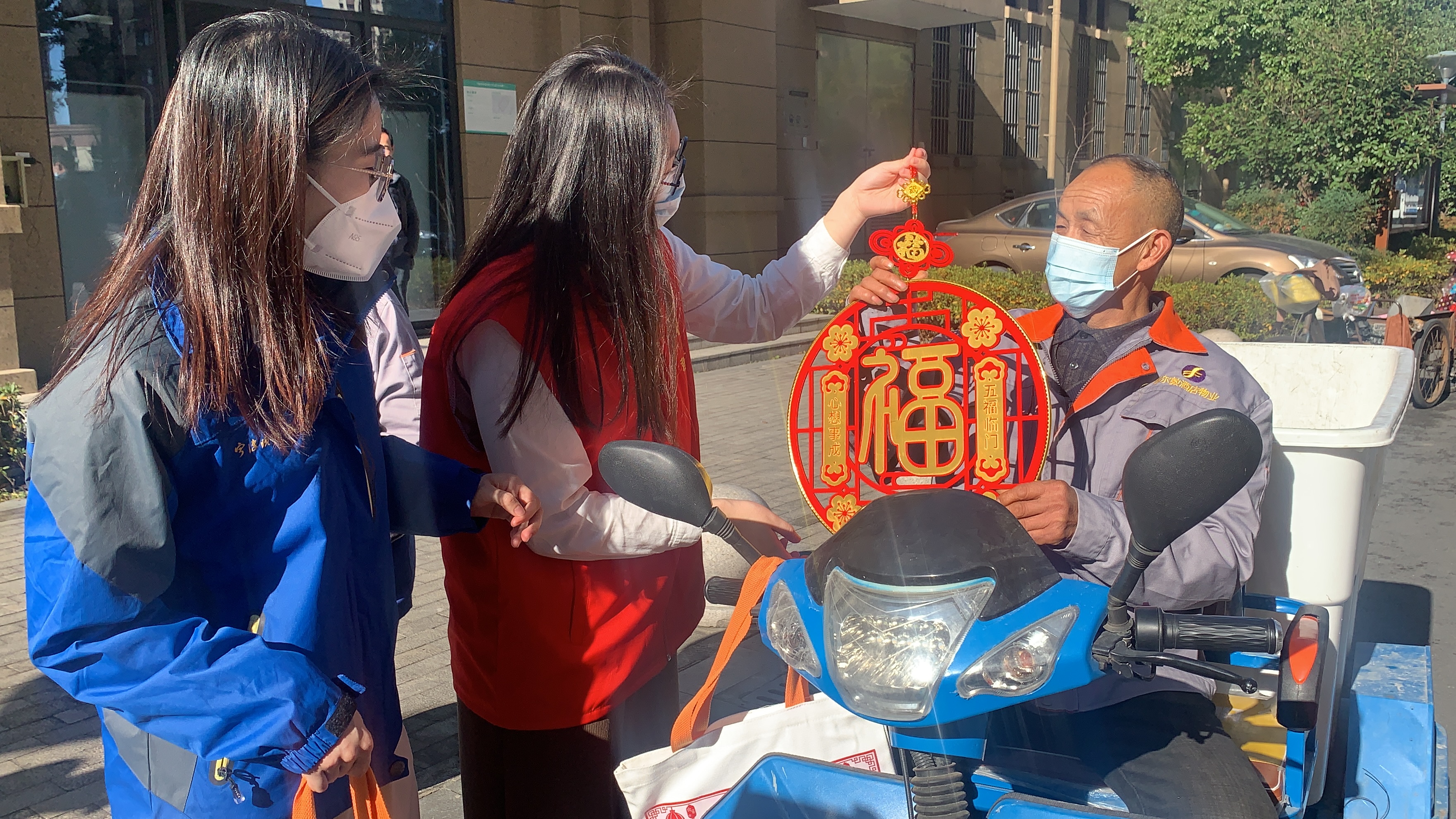 新春走基层，幸福来敲门丨新春他们仍旧坚守一线！宁波晚报送上福袋、礼盒，祝愿兔年安康