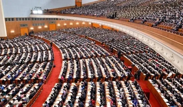 十四届全国人大一次会议在京开幕 习近平等在主席台就座