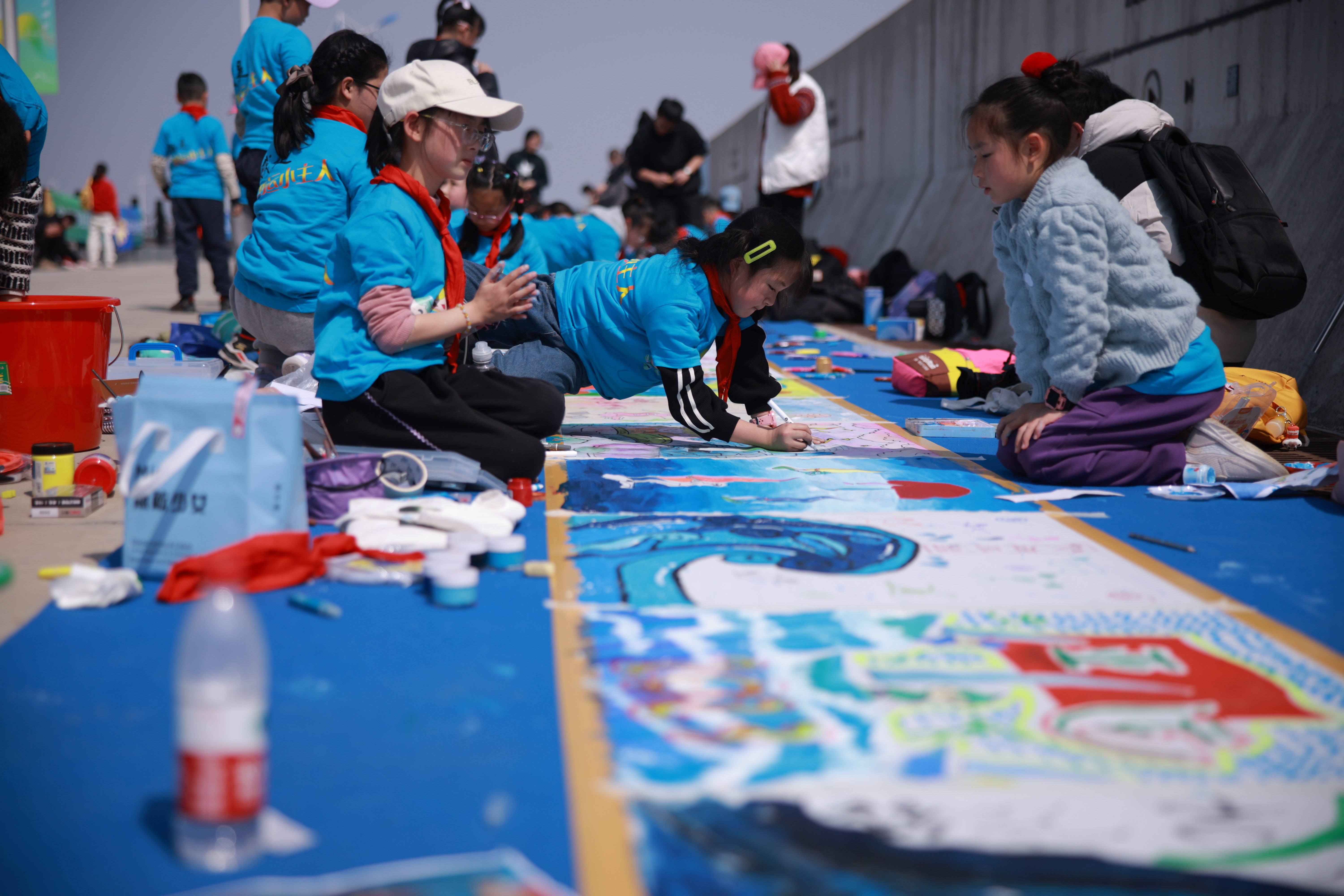 宁波市少先队员手绘百米画卷，喜迎杭州亚运倒计时200天