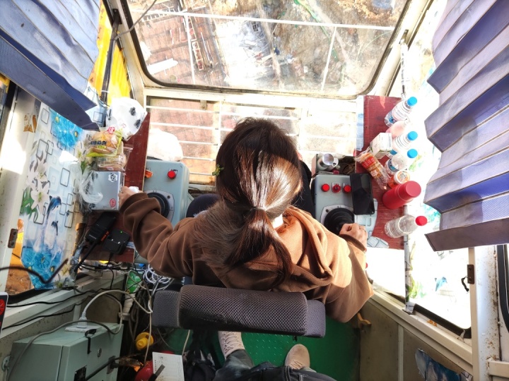 爬百米高空上班是种怎样的体验？带你走近塔吊女司机