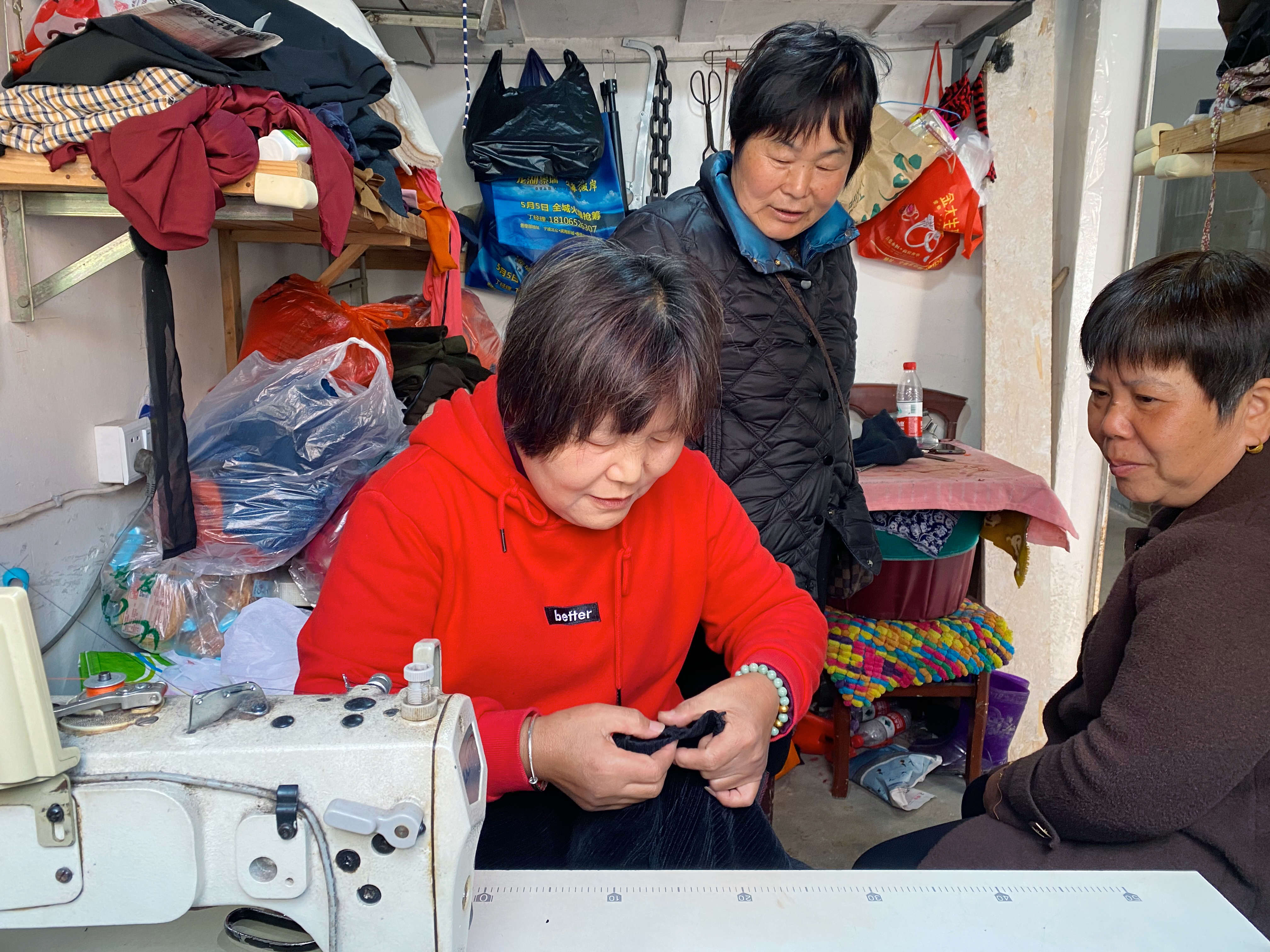 寻找向善的力量|免费为居民缝补衣服十年，阿佩姐收获了独一份的节日仪式感