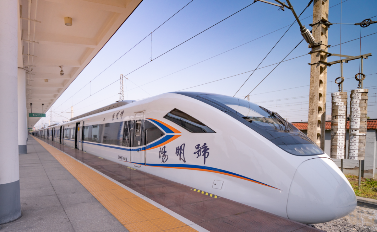 Intercity Train Connects Ningbo and Hangzhou