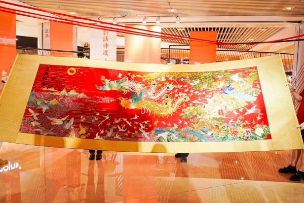 宁波金银彩绣最宏大作品亮相,《百鸟和鸣图》 绣足了128只鸟 宁波金银彩绣最宏大作品亮相,《百鸟和鸣图》 绣足了128只鸟