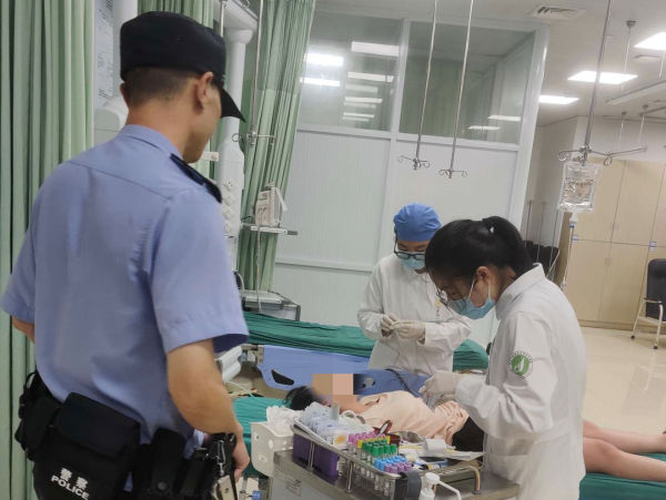 暖心!一女子食物中毒民警及时出手相救! 暖心!一女子食物中毒民警及时出手相救!